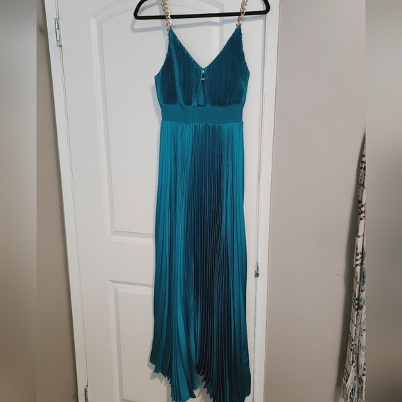 Alice + Olivia Gloria Pleated Maxi Dress in Ocean Blue - Picture 5 of 12